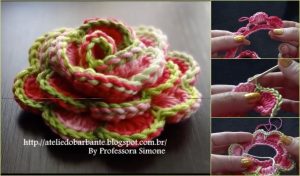 Crocheted flower design in pink and green yarn on the left. Learn how to crochet with our free video tutorial featuring three step-by-step images on the right, showing hands crocheting a rose flower. Blog URL and credit to Professora Simone at the bottom.