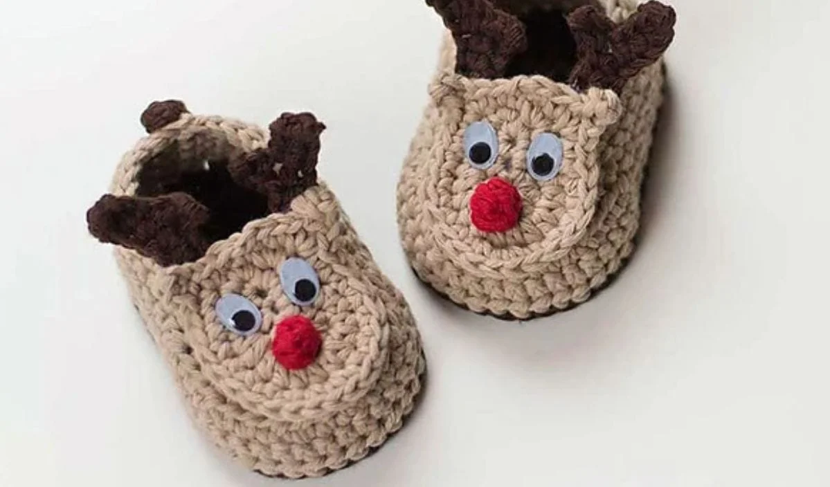 Discover our crocheted baby booties, meticulously crafted to resemble reindeer with antlers, googly eyes, and red noses. These charming animal baby booties capture the holiday spirit beautifully. Explore our range of delightful crochet patterns for all skill levels.