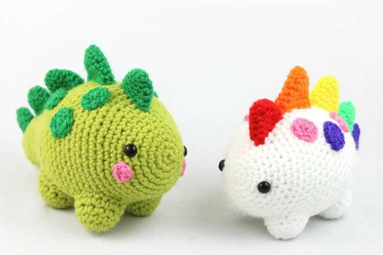 two crochet dinosaur amigurumi in green and white color