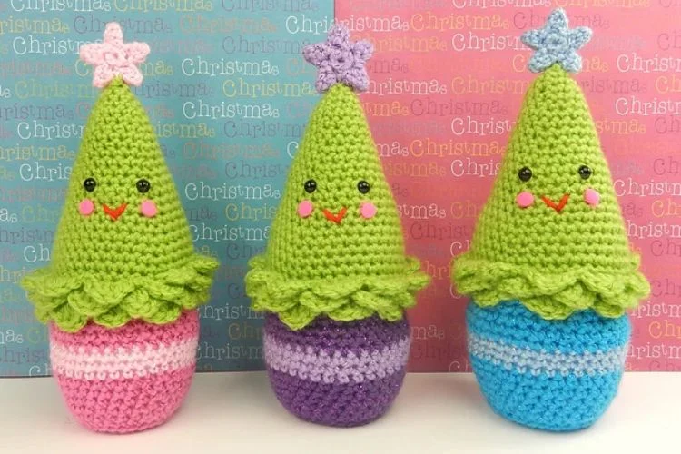 Three crocheted christmas trees in different colors.