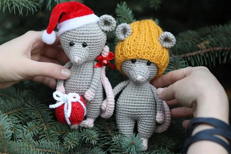 Two crocheted mice in a christmas tree.