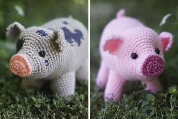 Two crocheted pigs in the grass.