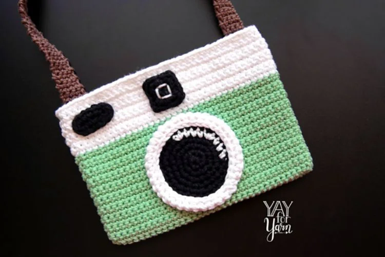 a crochet purse shaped like a vintage camera